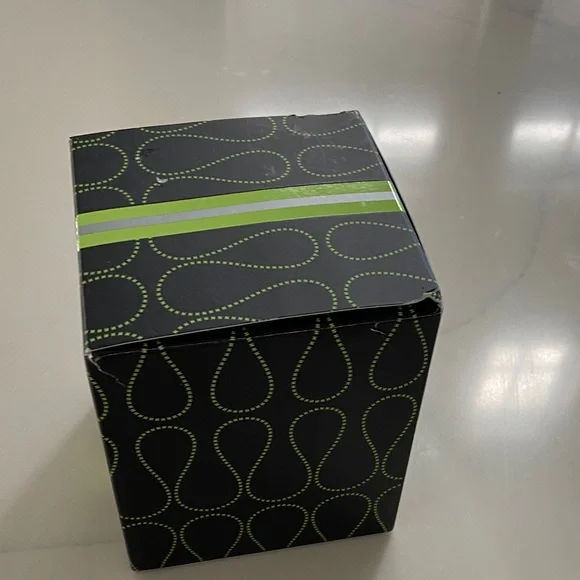 NEST Fragrances Bamboo Scented Candle - Black and Green - Picture 3 of 11